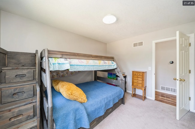 Building Photo - Desirable Clive Home with Easy Metro Access