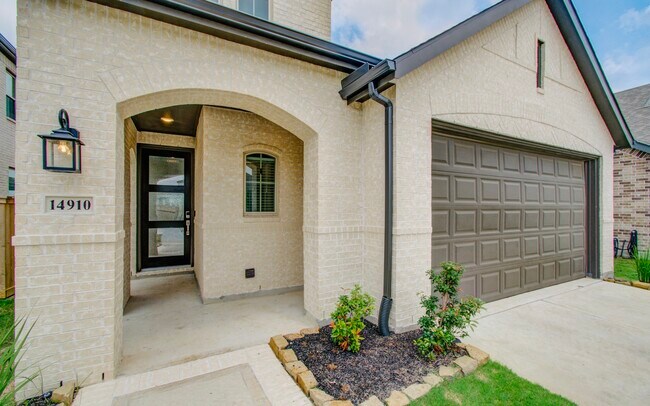Building Photo - 14910 Mossycup Spur Wy