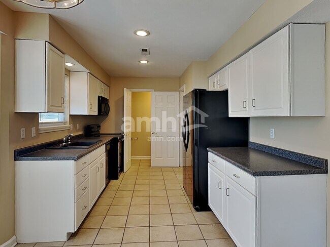 Building Photo - 17879 Grassy Knoll Dr