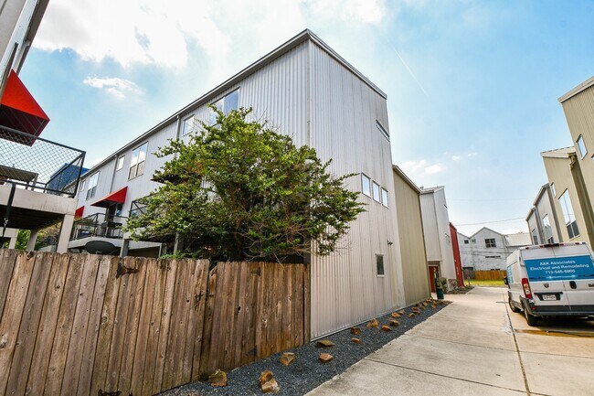 Building Photo - 824 Robin St