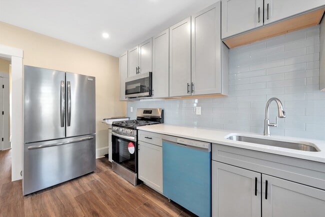 Building Photo - 105 School St