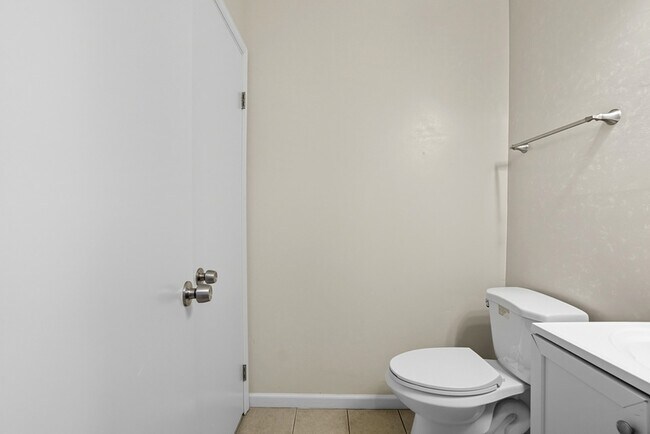Building Photo - 712 Biltmore Dr