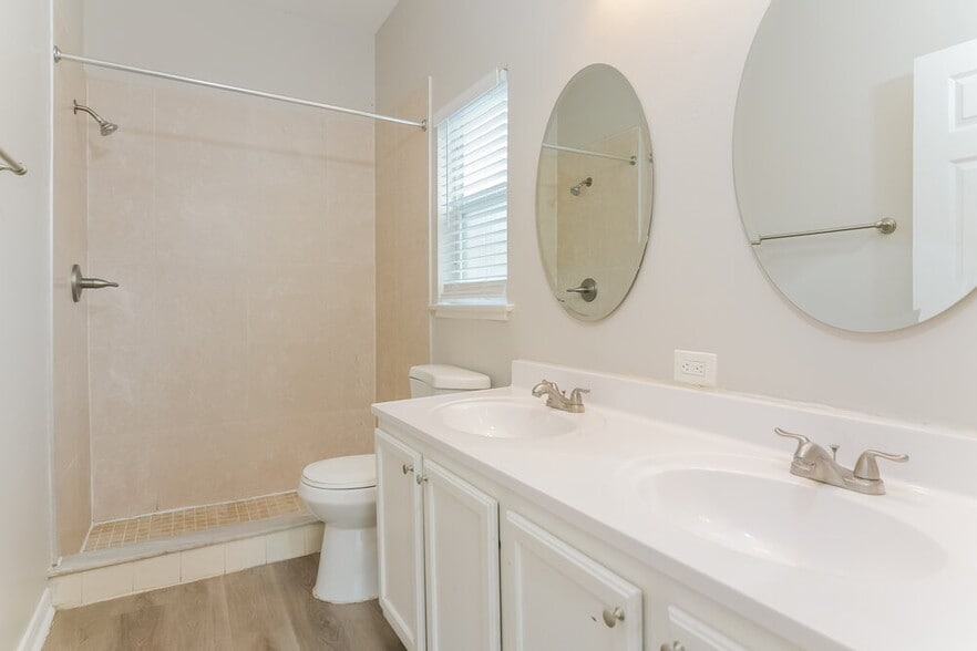 Building Photo - 2034 Meadow Pond Way