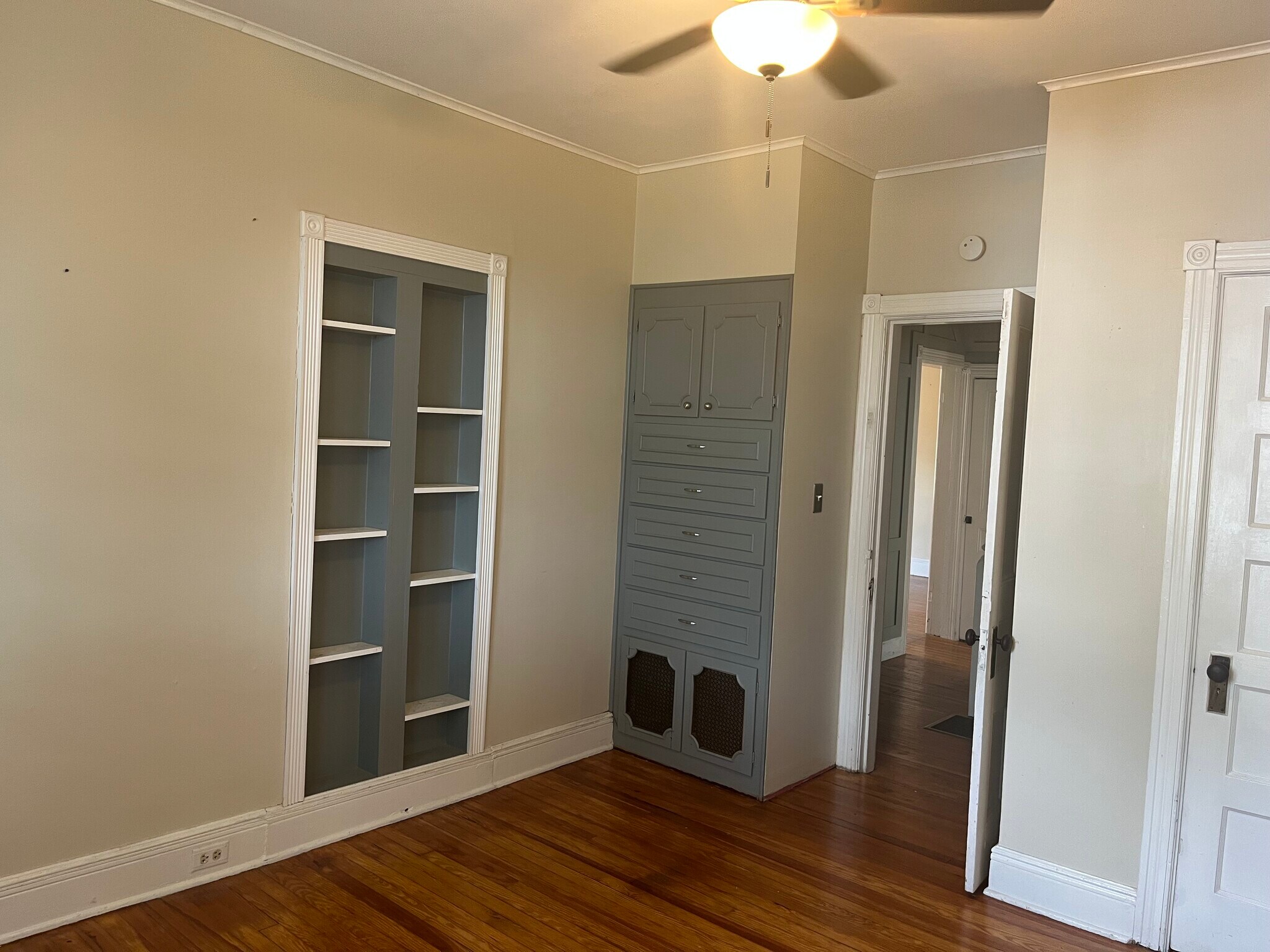 front bedroom looking into hallway - 715 Cattell St