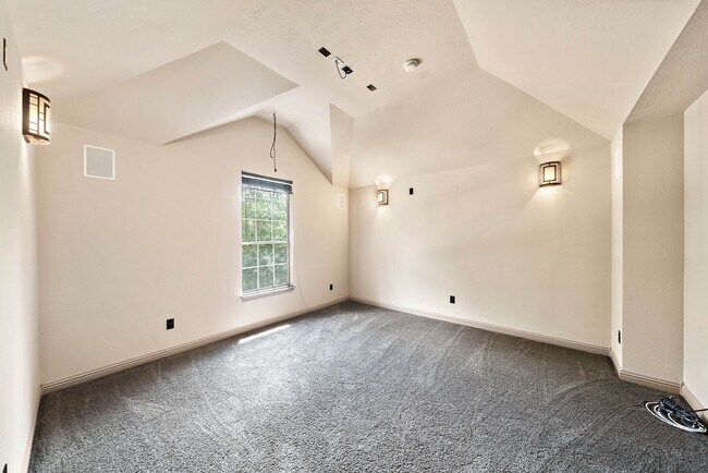 Building Photo - 10015 Cinco Ridge Dr