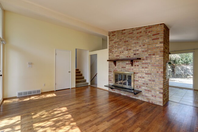 Building Photo - Lovely 4BR 1.75BA Bellevue Tri-Level Home