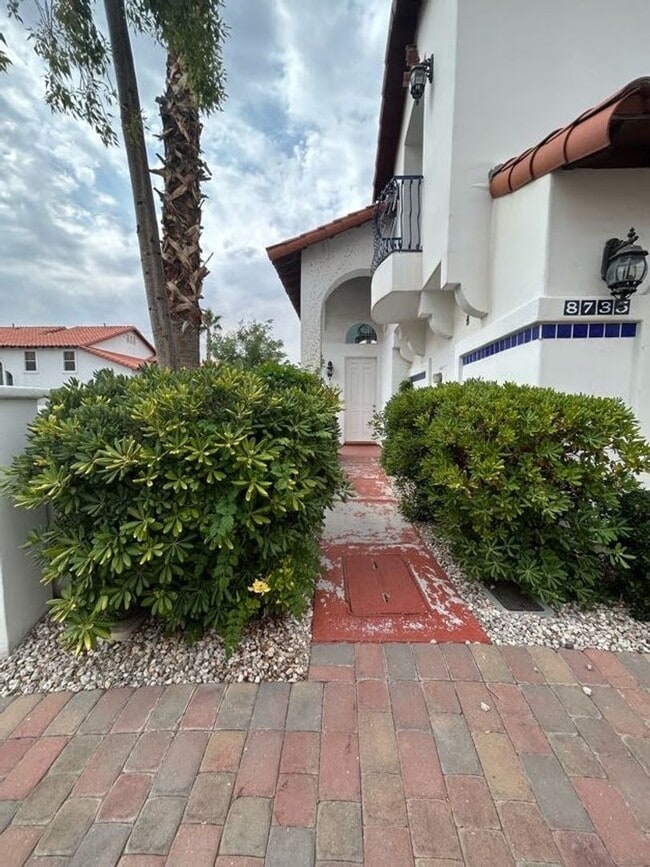 Building Photo - A Beautiful Town Home around the Spring Va...