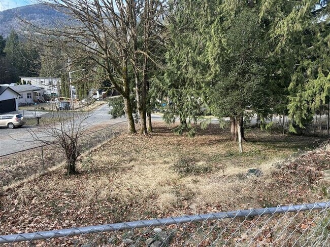 Building Photo - Two Bedroom One Bathroom House for Rent with Large Yard