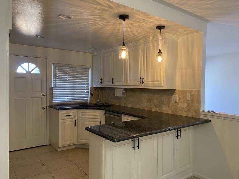 Building Photo - 4846 Larwin Ave