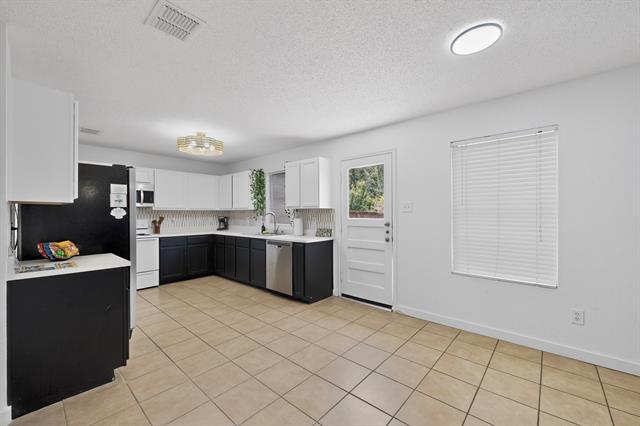 Building Photo - 2316 White Oak Dr