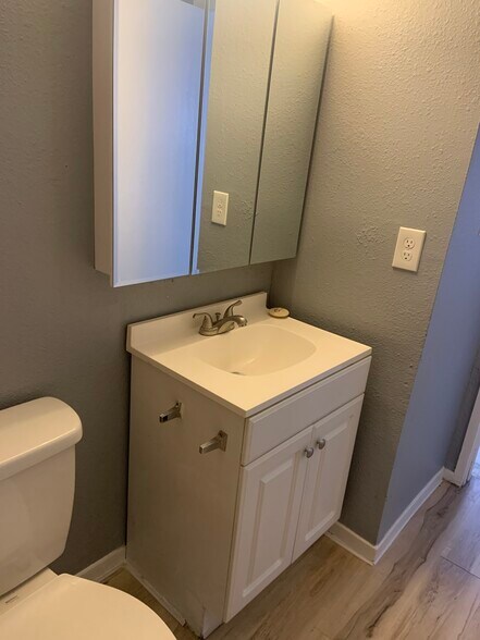 Building Photo - 2124 Exeter Dr