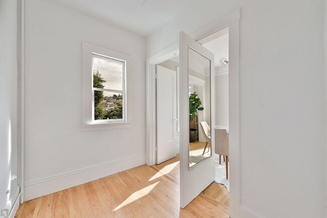 Building Photo - Cole Valley: Bright Top Floor Unfurnished 1 Bed 1 Bath with Garage Parking