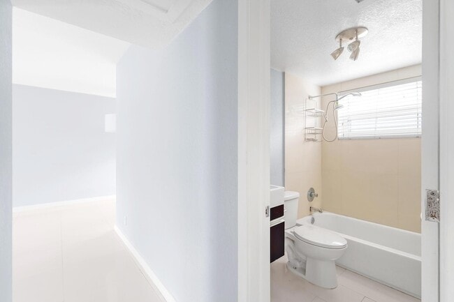 Building Photo - 416 NE 15th Ave