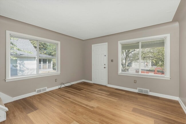 Building Photo - 712 Golf Ave