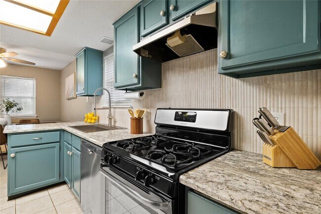 Building Photo - 1702 Oakridge Dr