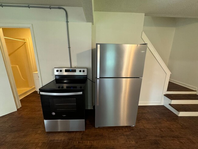 Building Photo - 1/1 Garage Apartment in Old Summerville Pa...