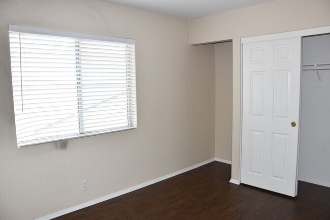 Building Photo - Gorgeous Gated Community