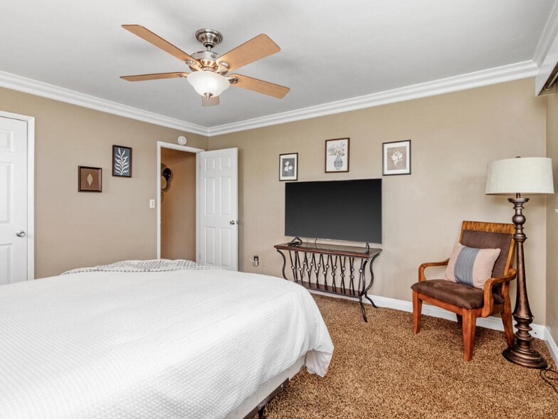 Building Photo - 244 S Horne St