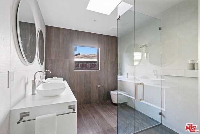 Building Photo - 2301 Donella Cir