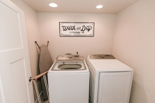 Building Photo - Charming 5-Bedroom Home in Club Crest