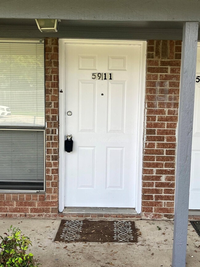 Building Photo - 5911 Shadydell Dr