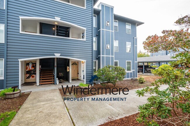 Building Photo - 3 Bed 2 Bath Ground Level Condo
