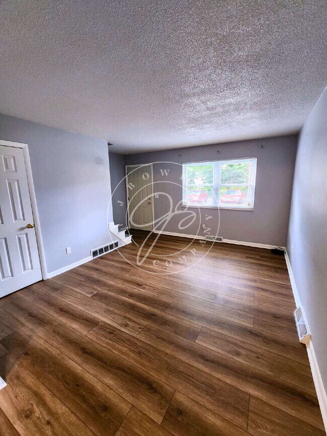 Building Photo - Beautifully updated 2 story 2 bed townhome! Central air!
