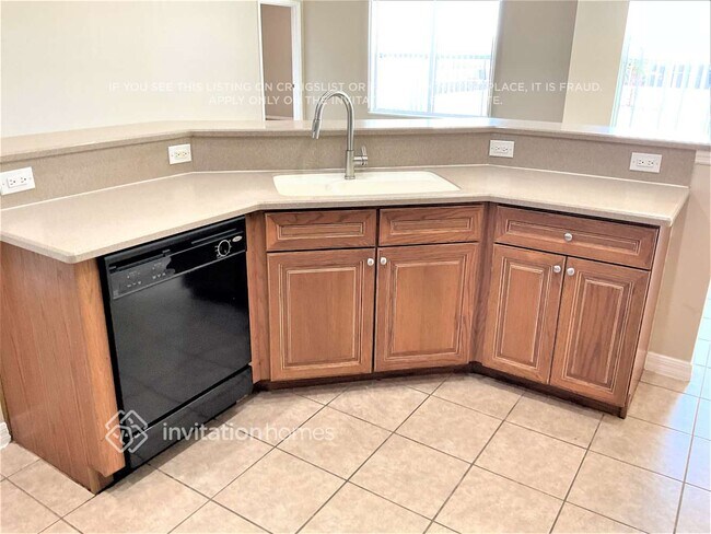 Building Photo - 930 Fairhaven St NE