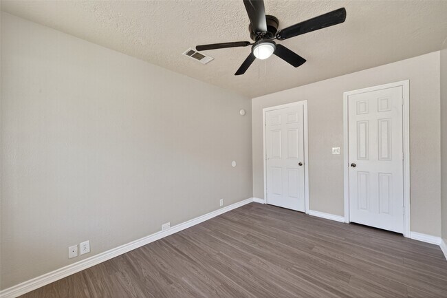 Building Photo - 210 N Shirley Ln