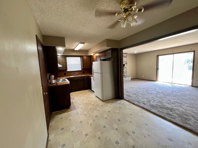 Building Photo - AVAILABLE NOW!