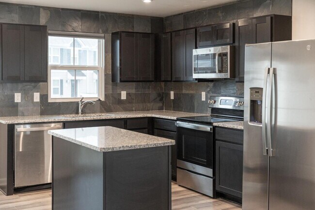 Building Photo - 3 bedroom, 2.5 bathroom townhouse.