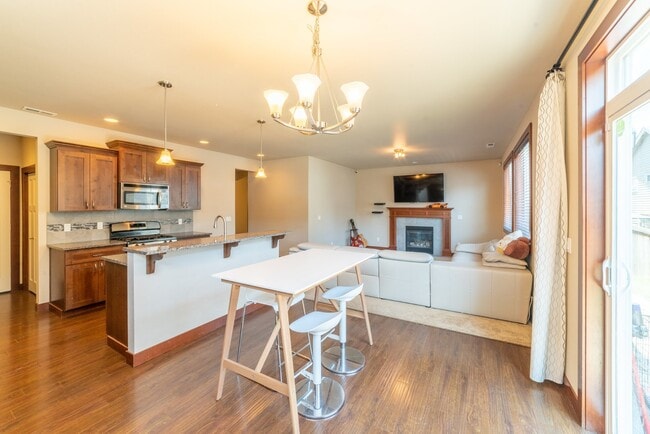 Building Photo - Large and Luxurious 2013 Built Home!