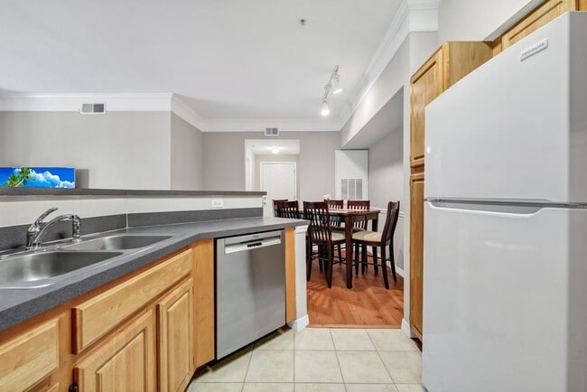 Building Photo - FOR RENT: Fully Furnished 1-Bedroom Lakeview Condo (6–7 Month Lease Only) The Hamptons at MetroWe...