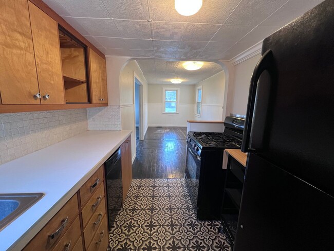 Building Photo - Adorable 2 bedroom with a bonus room!