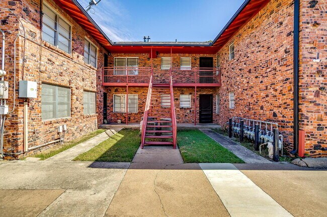 Building Photo - Historic 2 bed, 1 bath Apartment in Covete...