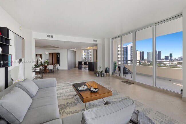 Building Photo - 808 Brickell Key Dr