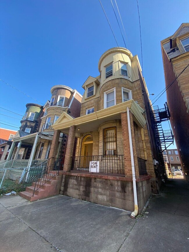 Building Photo - Cozy Two Bedroom Apartment! Great Oakland Location! Call Today!