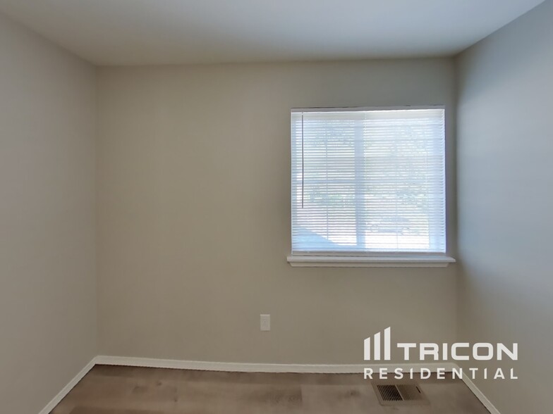 Building Photo - 975 NW Poppy Ct
