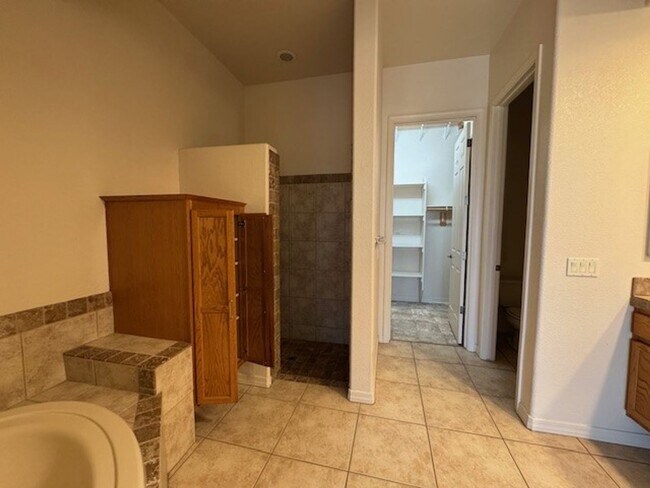 Building Photo - 3 Bedroom Exec Home Bullhead Parkway close...