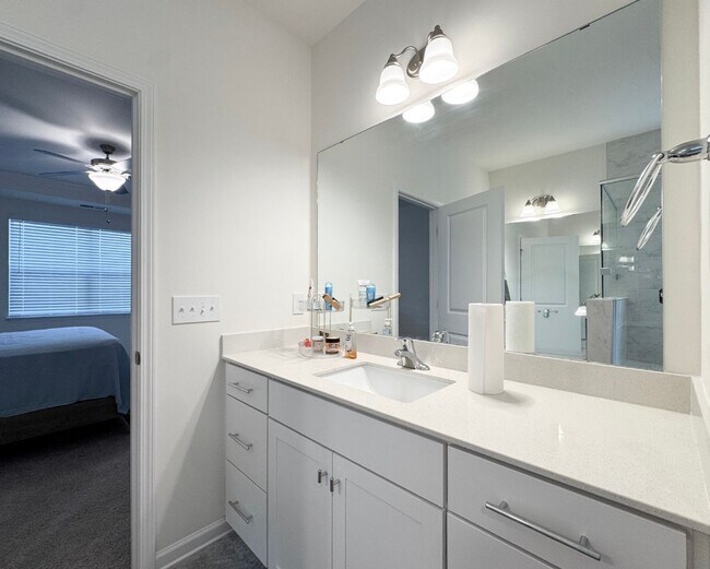 Building Photo - 612 Columbus Cir