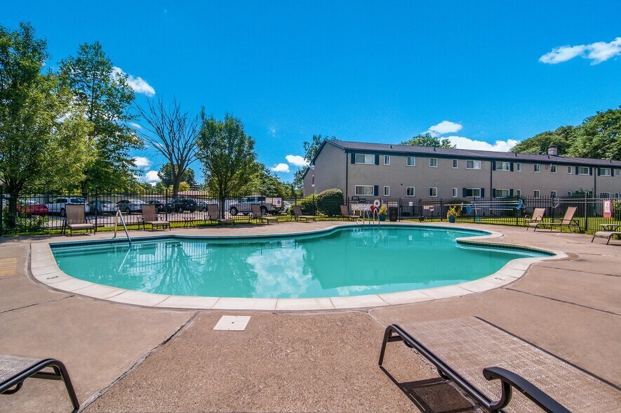 Building Photo - The Pointe at Cherry Hill