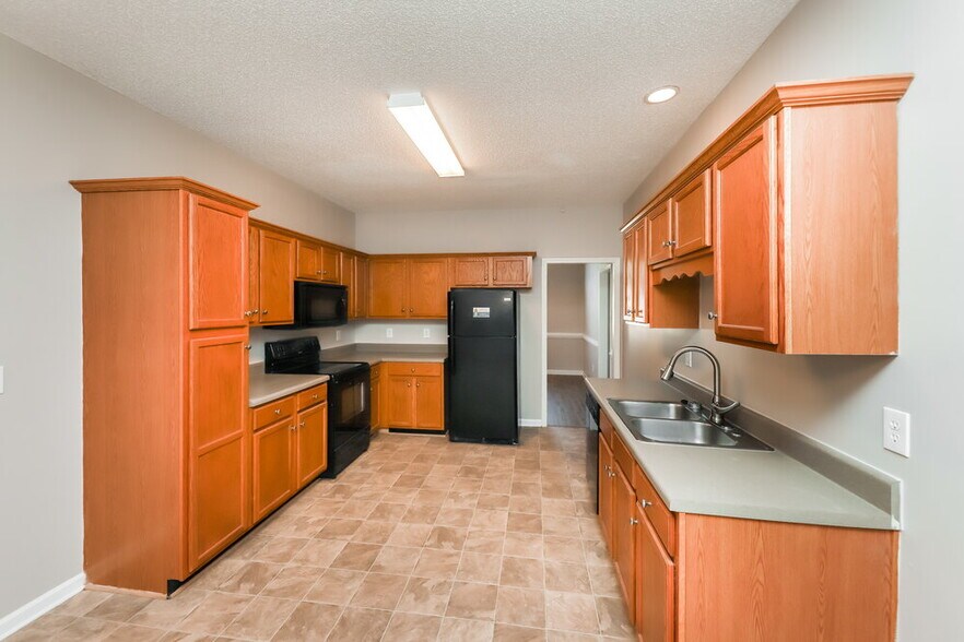 Building Photo - 229 Oakview Dr