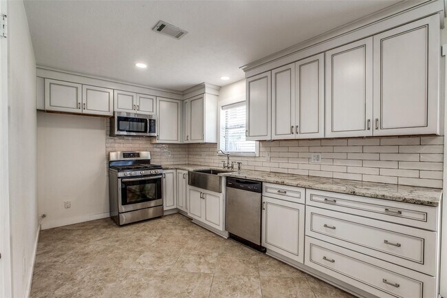 Building Photo - 235 Live Oak St