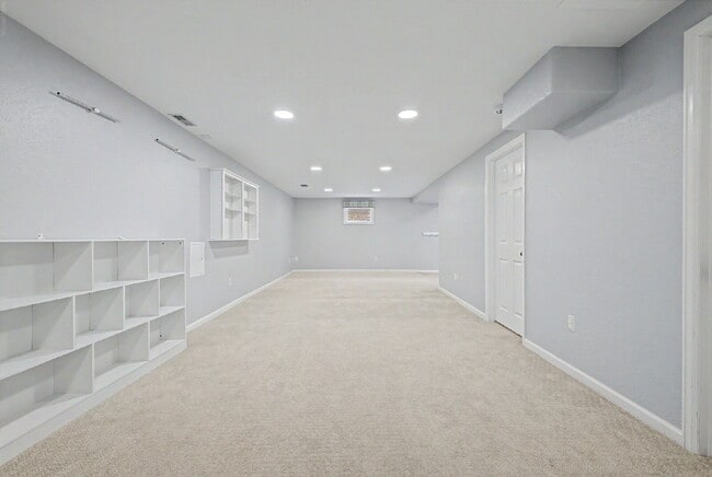 Building Photo - "Spacious 4-Bedroom Oasis with 4 Full Baths in Prime Englewood Location – 3306 Sq. Ft. of Comfort...