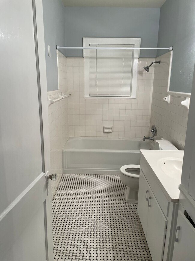 Building Photo - South Highlands Apartment, All Appliances Included