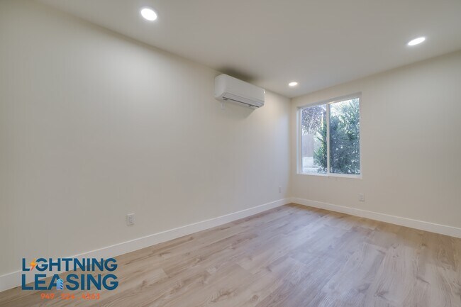 Building Photo - 426 S Venice Blvd