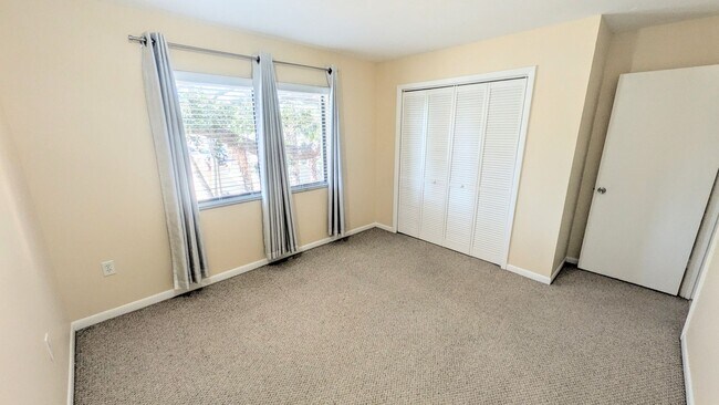 Building Photo - 2 BED 1 BATH CONDO ON SIESTA KEY **ALL UTILITIES/WIFI INCLUDED**