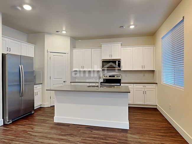 Building Photo - 6678 Spriggel St