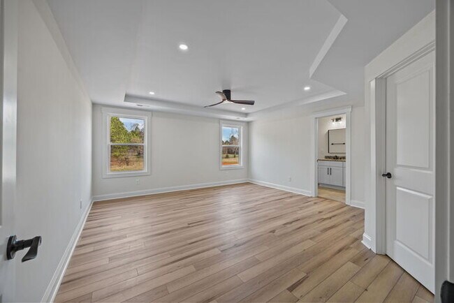 Building Photo - 387 Lake Farm Dr
