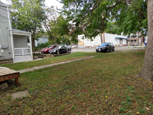 Building Photo - 432 E 16th Ave